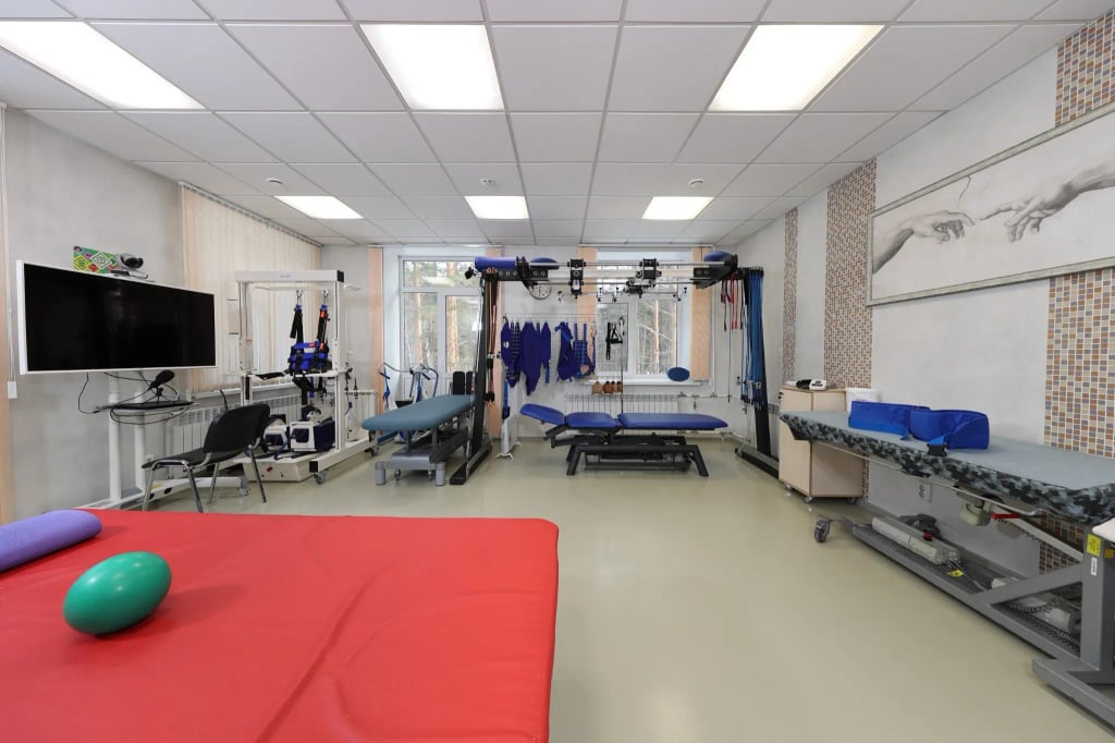 Зал лечебной физкультуры с реабилитационным оборудованием
